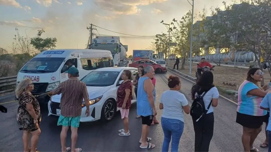 ¡Caos vial en Mérida! vecinos bloquean la Avenida Internacional tras fatal accidente