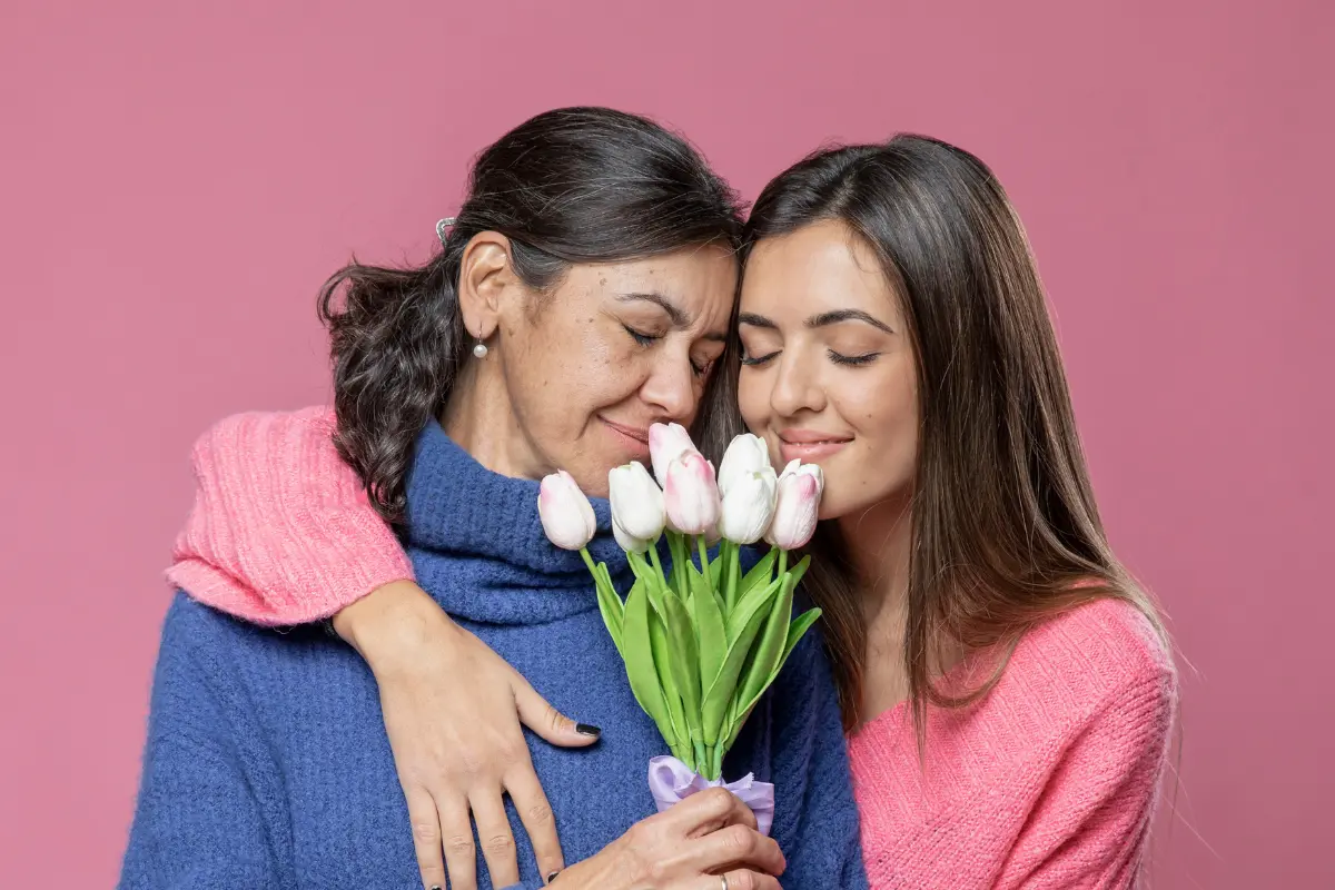 Para enaltecer el amor, entrega y esfuerzo que realizan al fortalecer sus hogares, el municipio de Escobedo celebrará a madres de familia con 12 festivales/Foto: Freepik