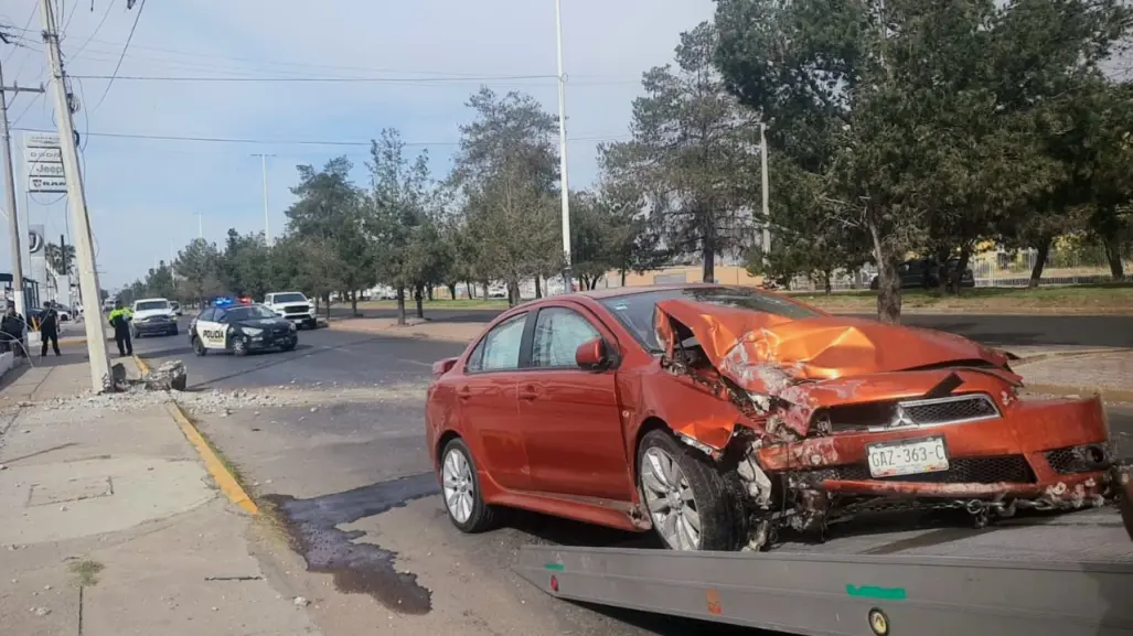VIDEO | Destruye su auto en amanecida al circular por el bulevar Francisco Villa de Durango