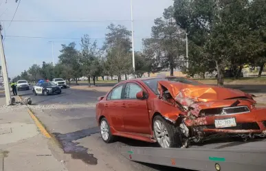 VIDEO | Destruye su auto en amanecida al circular por el bulevar Francisco Villa de Durango