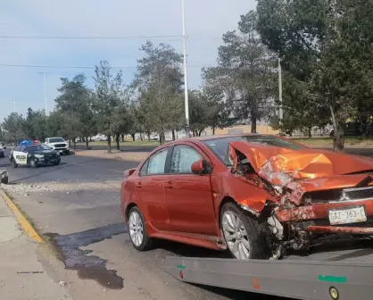VIDEO | Destruye su auto en amanecida al circular por el bulevar Francisco Villa de Durango