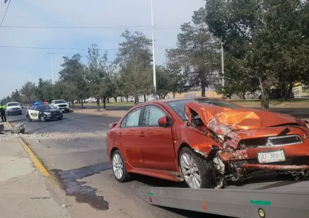 VIDEO | Destruye su auto en amanecida al circular por el bulevar Francisco Villa de Durango