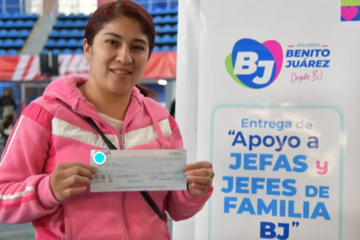 Entrega de apoyo para las Jefas. Foto: alcaldiabenitojuarez.gob.mx | Canva