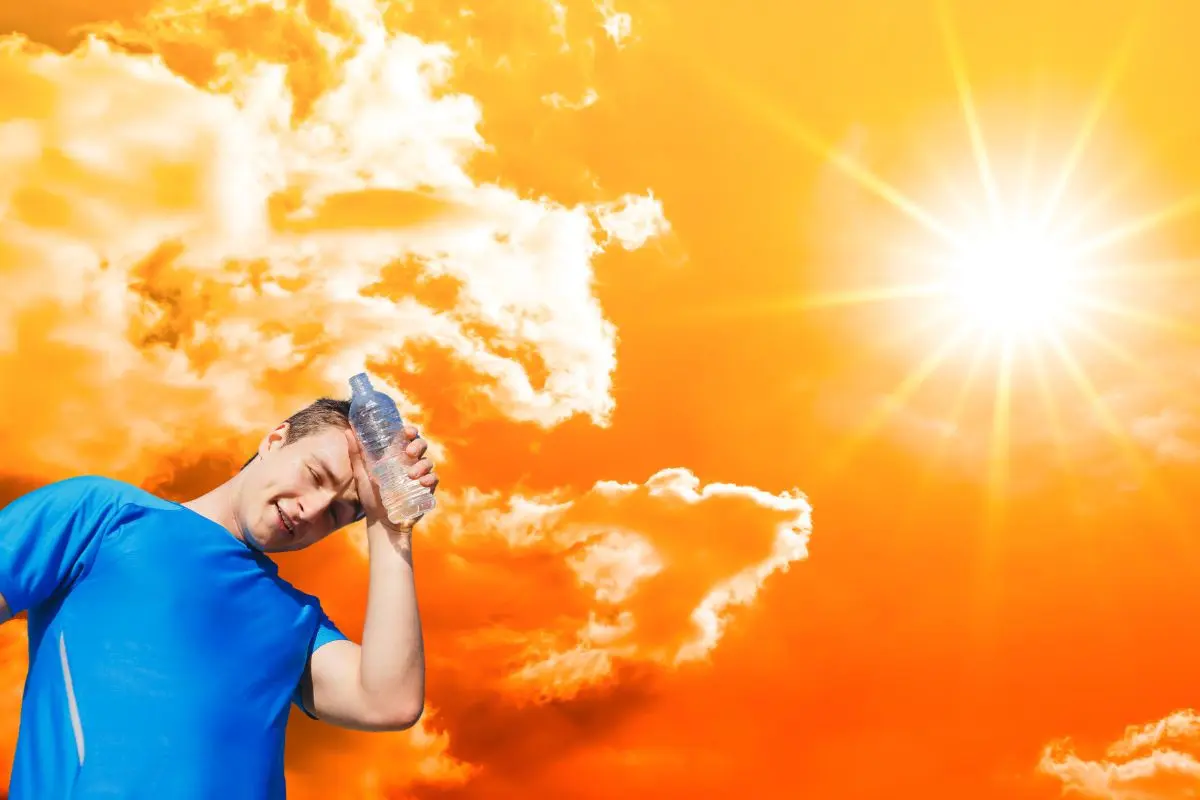 De fondo imagen representativa de cielo con ambiente caluroso, hombre refrescándose por el calor Foto: Canva