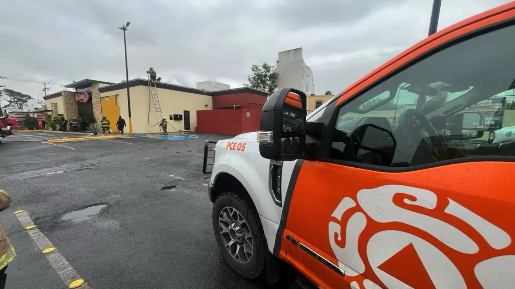 Controlan incendio en restaurante de Monterrey provoca evacuación preventiva sin lesionados