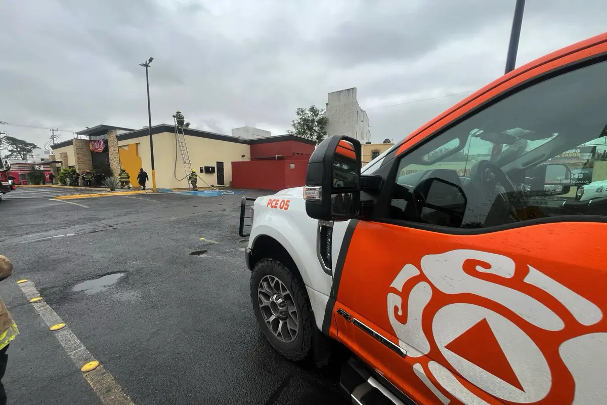 Elementos de Protección Civil de Nuevo León atendieron oportunamente el reporte de un incendio registrado en un restaurante de comida rápida. Foto: Protección Civil de Nuevo León
