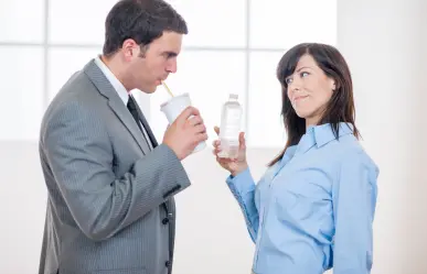 ¿Cuánta agua debes tomar al día, según expertos?