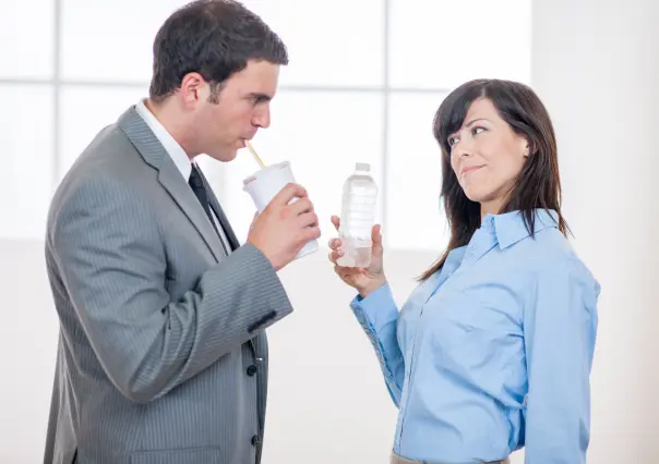 ¿Cuánta agua debes tomar al día, según expertos?