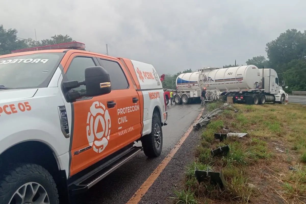 Elementos de Protección Civil de Nuevo León acudieron de inmediato al llamado de emergencia. Foto: PCNL