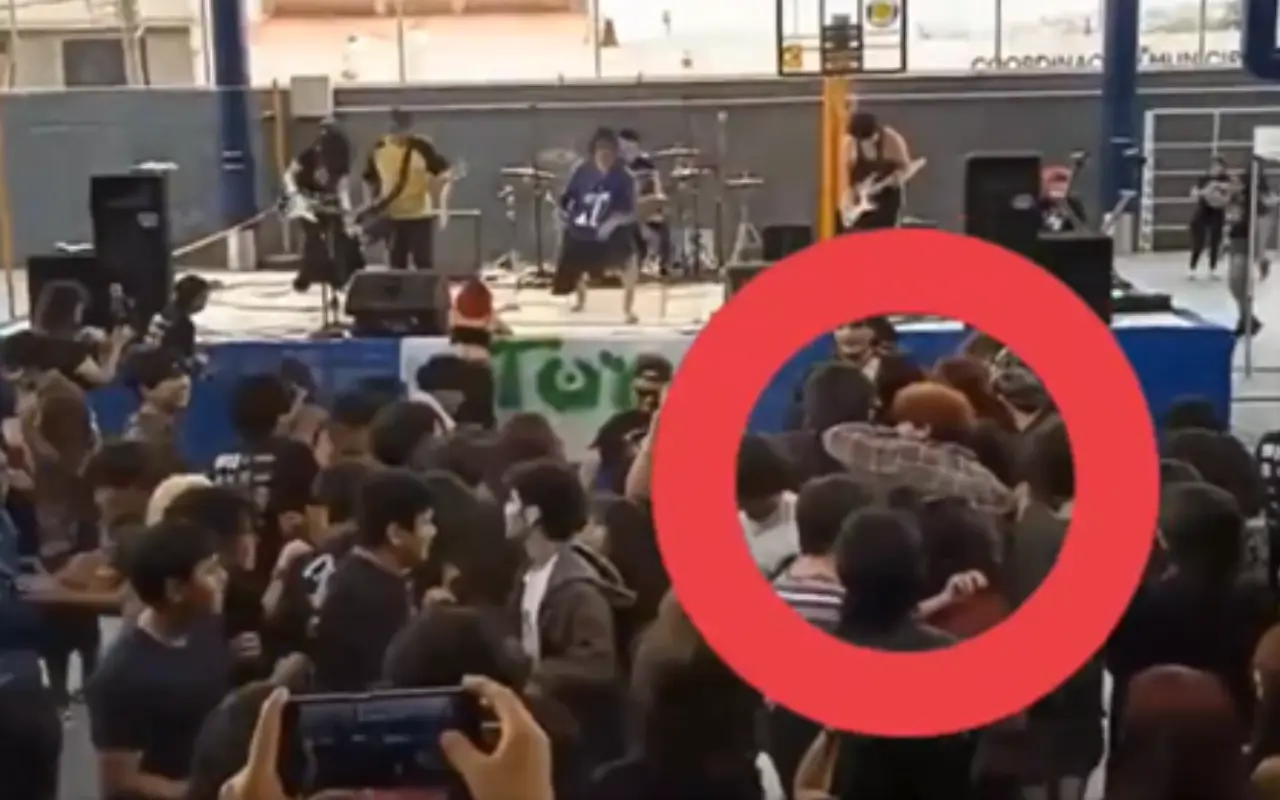 El video muestra el momento en que el joven se desvanece, captado desde otro ángulo. Foto: X/@SoyNaucalpan (Canva)