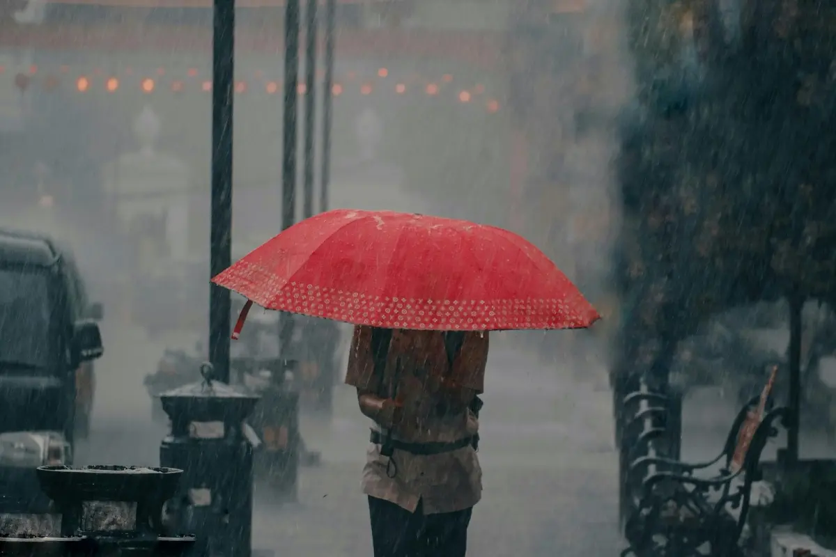 Persona bajo la lluvia. Foto: Canva