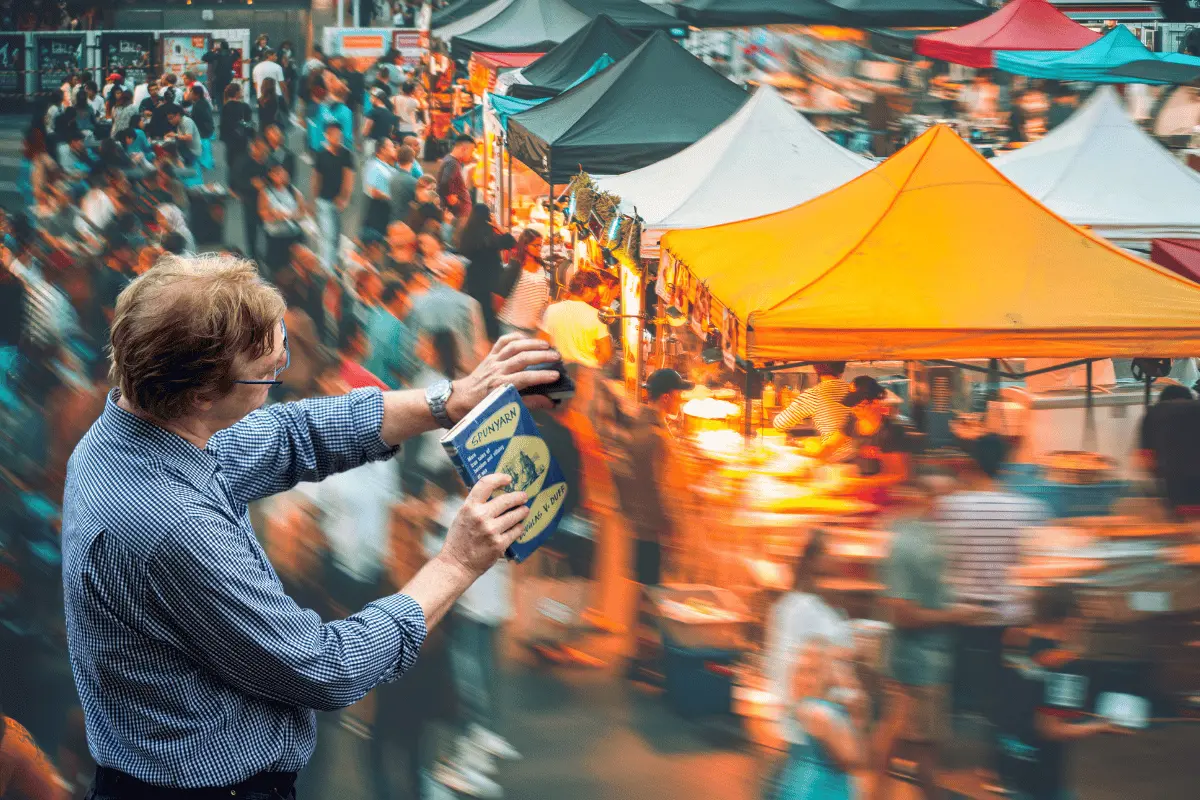 El Mercadito No Reelección tiene lugar todos los sábados en horario matutino, ocupando un tramo que supera las diez cuadras. Foto: Canva.