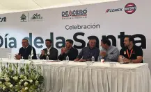 Samuel García celebra el Día de la Santa Cruz con trabajadores de la construcción, en Guadalupe