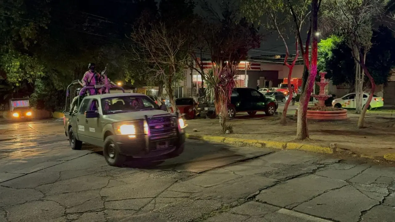 Enfrentamiento entre presuntos grupos porriles afuera del Colegio de Bachilleres 5 en Tlalnepantla. Foto: POSTA