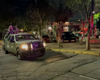 Enfrentamiento entre presuntos grupos porriles afuera del Colegio de Bachilleres 5 en Tlalnepantla