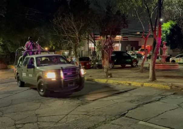 Enfrentamiento entre presuntos grupos porriles afuera del Colegio de Bachilleres 5 en Tlalnepantla