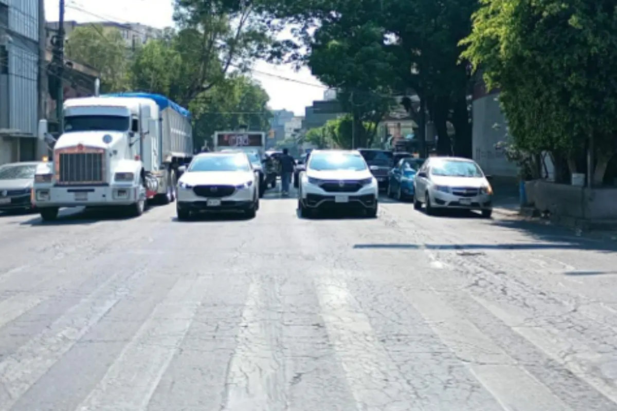 Autos en un semáforo de la CDMX Foto: X (@OVIALCDMX)