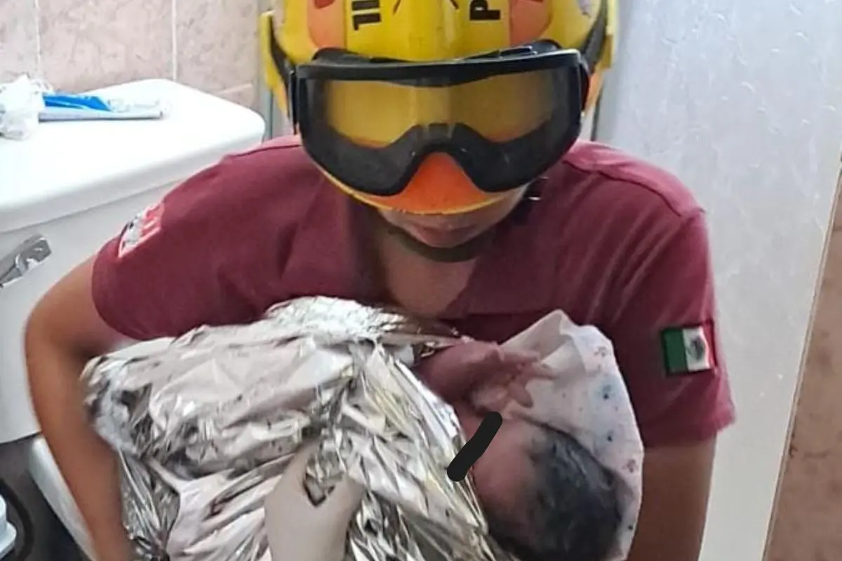 La rápida actuación de los brigadistas de Protección Civil de Escobedo permitió que una mujer en labor de parto diera a luz de manera segura en su domicilio. Foto: Protección Civil de Escobedo