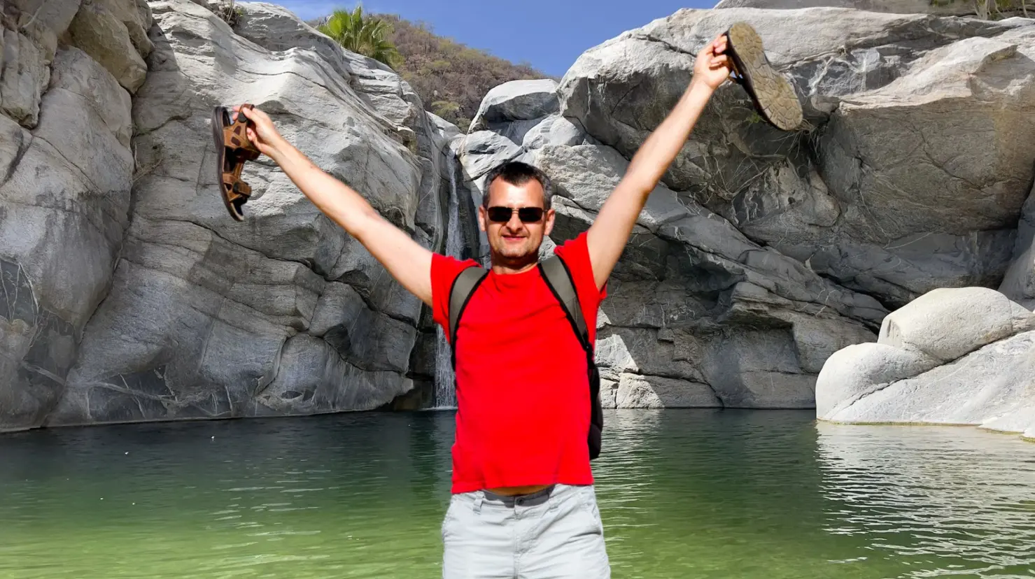 Su cascada de más de 10 metros de altura, que crea una poza de agua dulce en medio de un paisaje rocoso y semitropical. Foto: All Trails | Foto: Biblioteca Canva