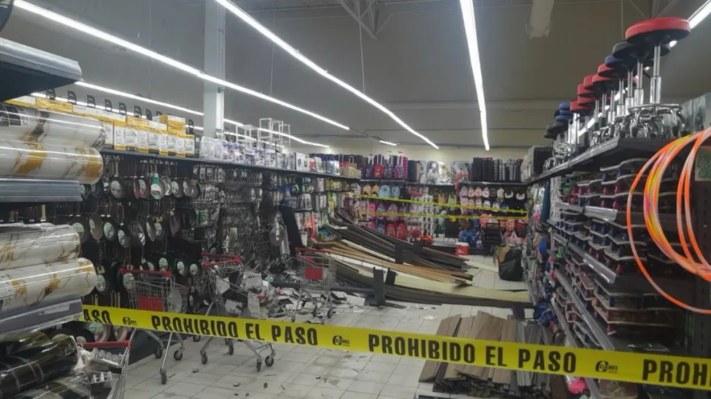 Cinco personas resultan lesionadas por caída de estantes en tienda de Juárez