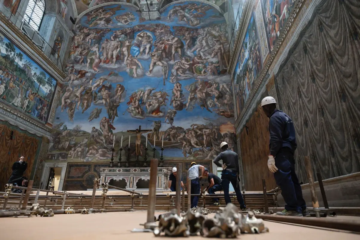 En la Capilla Sixtina se realizan los trabajos para el cónclave que elegirá al Papa 267 de la historia. Foto: Vatican Media