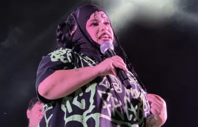 Amandititita reaparece en los escenarios sentada; desata polémica en redes sociales