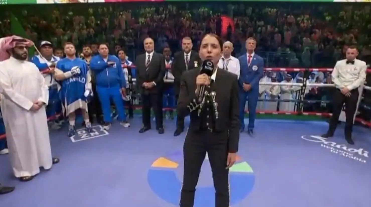 Majo Aguilar fue la encargada de interpretar el Himno Nacional durante la pelea de Saúl El Canelo Álvarez vs William Scull. Foto. Captura TV Azteca.
