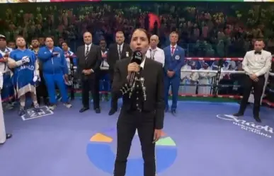 Majo Aguilar emociona al interpretar el Himno Nacional en pelea del Canelo