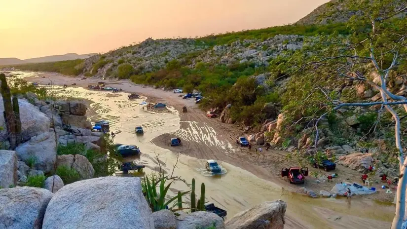 Es una pequeña y tranquila playa entre formaciones rocosas. Foto: Vive La Paz MX