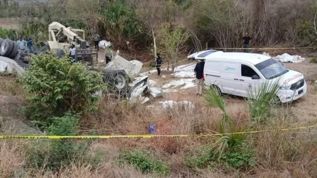 Muere abuelito durante rapiña de azúcar tras volcadura de tráiler en Tamaulipas