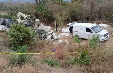 Muere abuelito durante rapiña de azúcar tras volcadura de tráiler en Tamaulipas