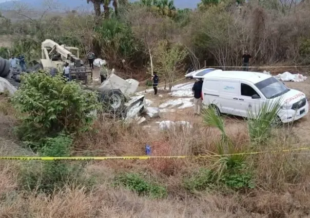 Muere abuelito durante rapiña de azúcar tras volcadura de tráiler en Tamaulipas