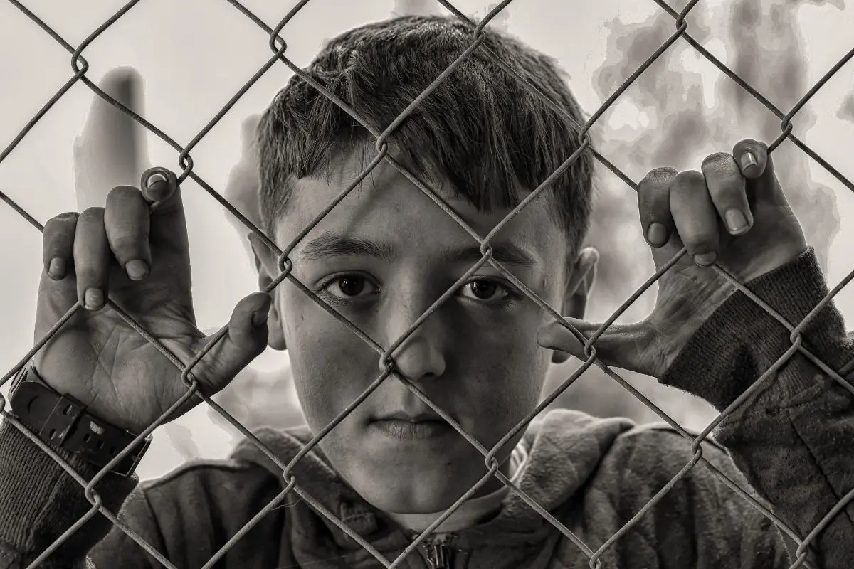Niños sufren pobreza. Foto de Canva.