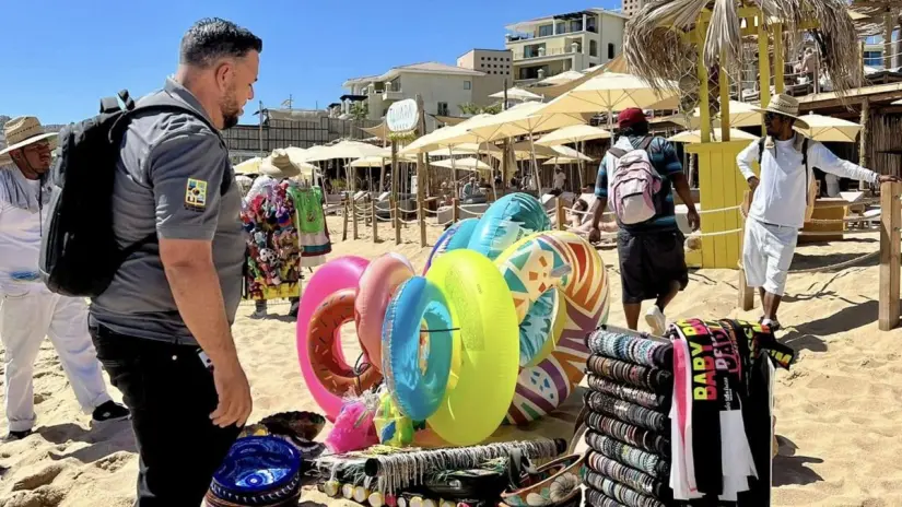 Comercio ambulante sin permisos ha aumentado en zonas como playas y banquetas. Foto: Inspección Fiscal Los Cabos