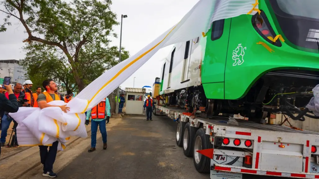 Samuel García recibe nuevos trenes para la Línea 1 del Metro