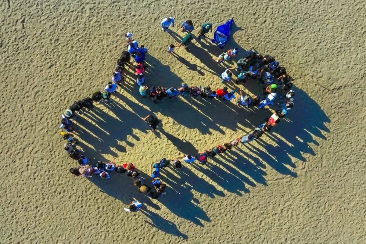 Tiburón humano hecho con humanos. Foto: Dirección de Cultura Municipal.