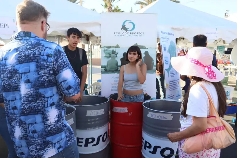 Los participantes se dispusieron en stands, brindando información ambiental. Foto: Dirección de Cultura Municipal.