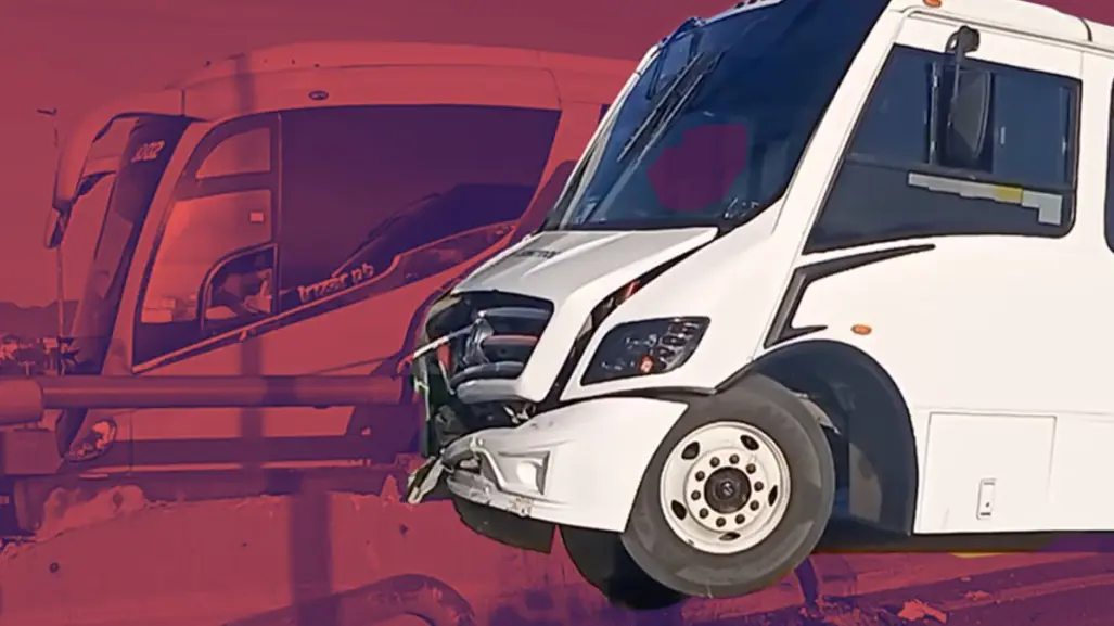 Caos vial en Saltillo: Transporte de personal impacta aparatosamente sobre LEA