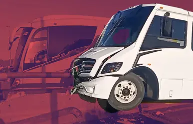 Caos vial en Saltillo: Transporte de personal impacta aparatosamente sobre LEA
