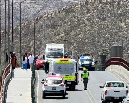 Hombre busca atentar contra su vida en Ramos Arizpe; paraliza el tráfico por horas