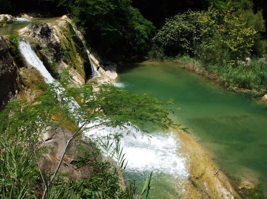 Este río forma 3 cascadas en un rincón del pueblo mágico ideal para un día de campo