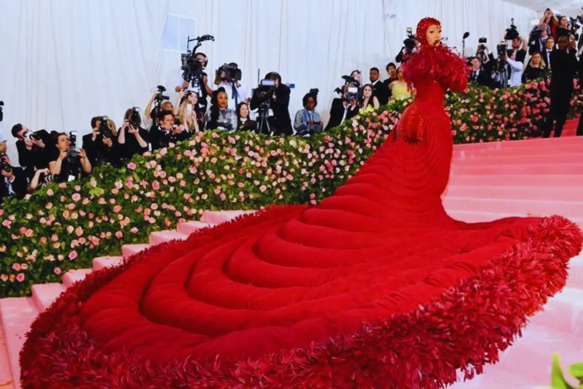 Cardi B en la Met Gala (Foto: X @2015smetgala / Canva)