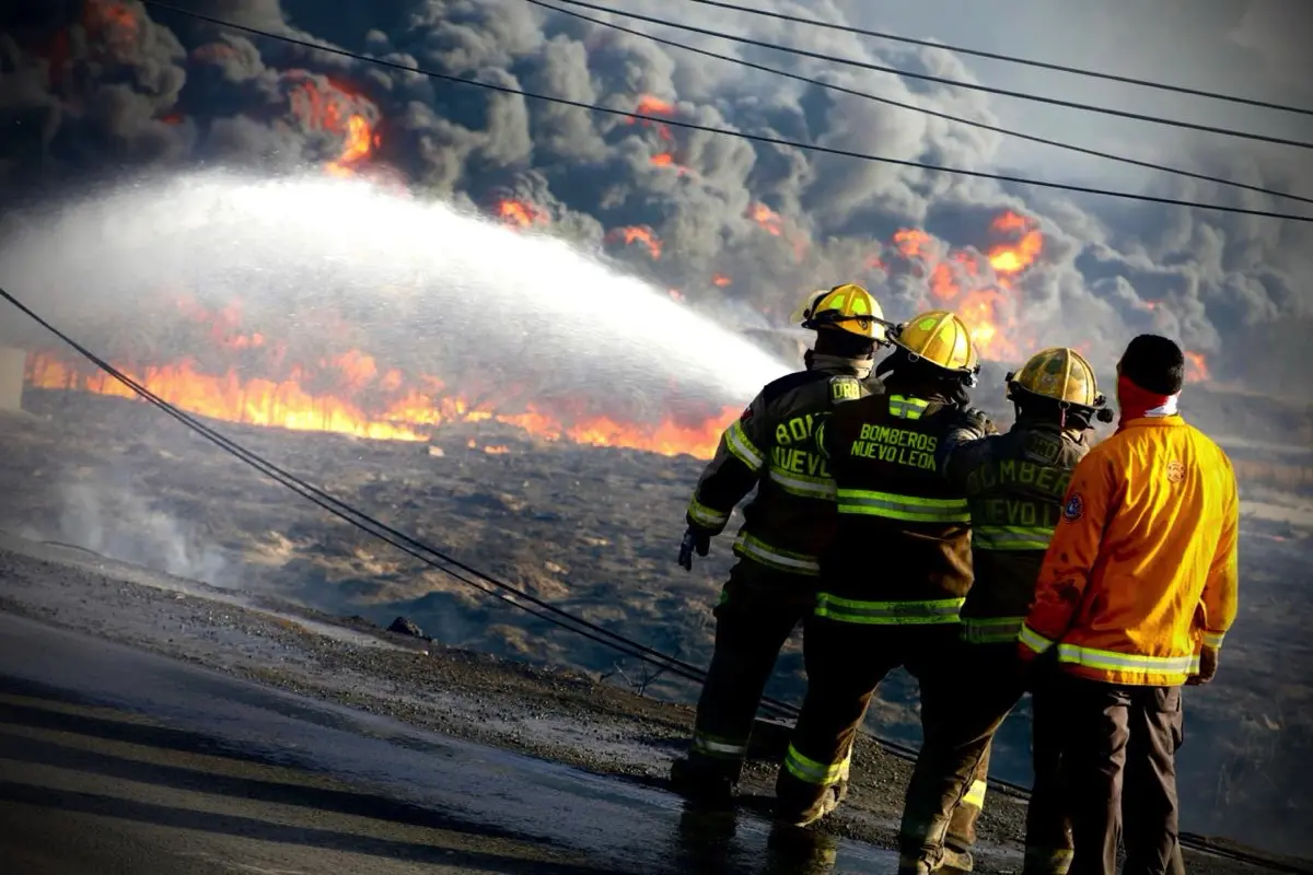 Cada 4 de mayo se conmemora el Día Internacional del Combatiente de Incendios Forestales, una fecha para reconocer a quienes arriesgan su vida para proteger ecosistemas enteros. Foto: Protección Civil de Nuevo León
