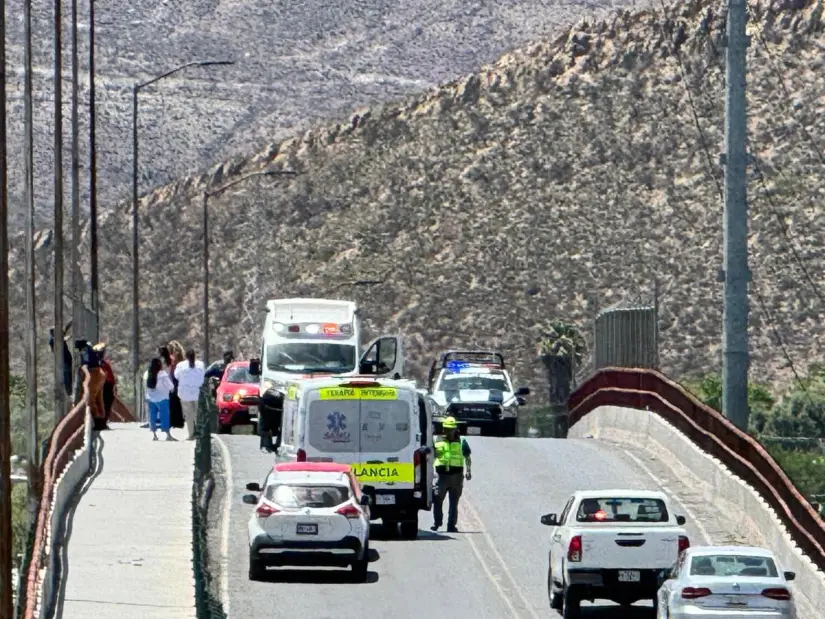 Hombre alarma en puente de Ramos Arizpe / Foto; Marco Juárez 