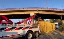 Se desprende caja de tráiler en Tlalnepantla y colapsa circulación por más de siete horas