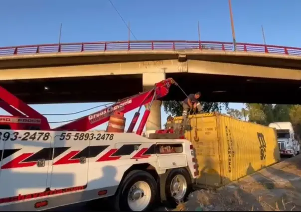 Se desprende caja de tráiler en Tlalnepantla y colapsa circulación por más de siete horas