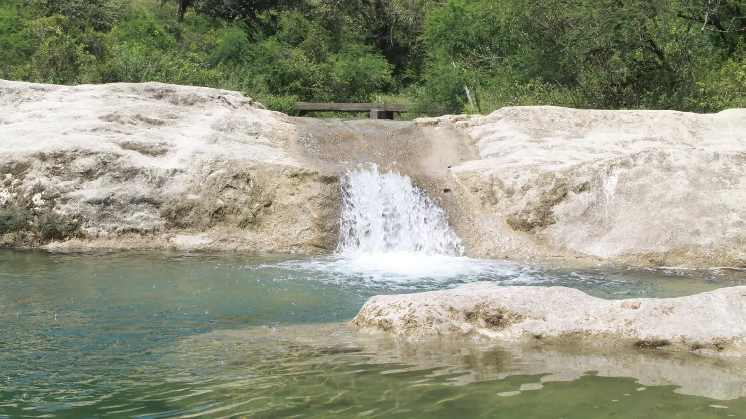 Este río forma 3 cascadas en un rincón del pueblo mágico ideal para un día de campo