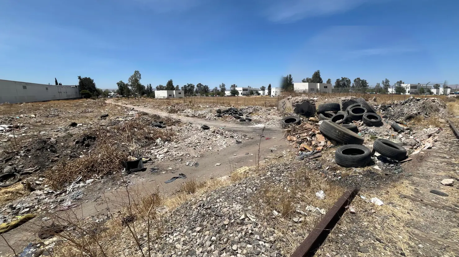 Foto: Jesús Carrillo | Con el paso de los años, las vías del tren se convirtieron en un tiradero de escombro.