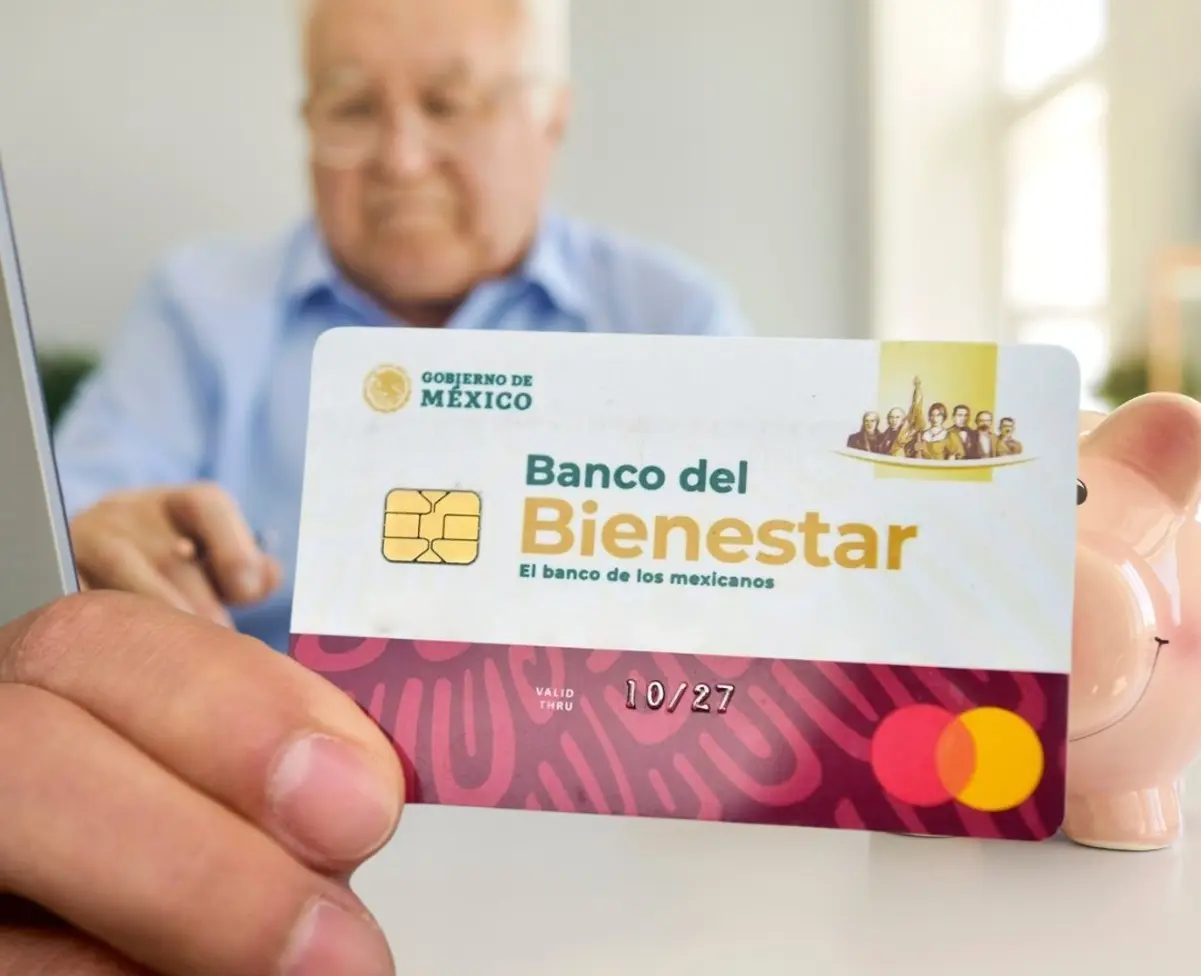 Durante el año, los beneficiarios recibirán un total de 37,200 pesos, distribuidos en seis pagos bimestrales. Foto: Canva/Banco Bienestar.