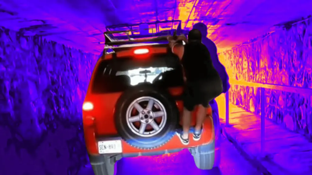 VIDEO I Camioneta queda atorada en el "túnel" de Santa Catarina